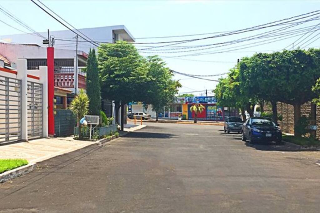 Calle en vecindario tranquilo y seguro.
Acceso por Av. Xicotencalt