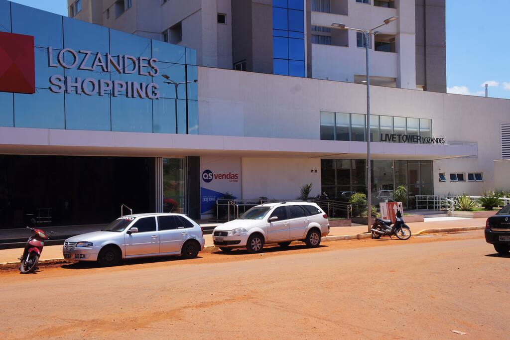 Entrada do Lozandes Shopping pela lateral da portaria de pedestres do Residencial Live Tower.