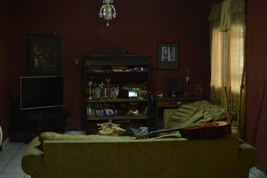 Living room with 43'' TV with Netflix.