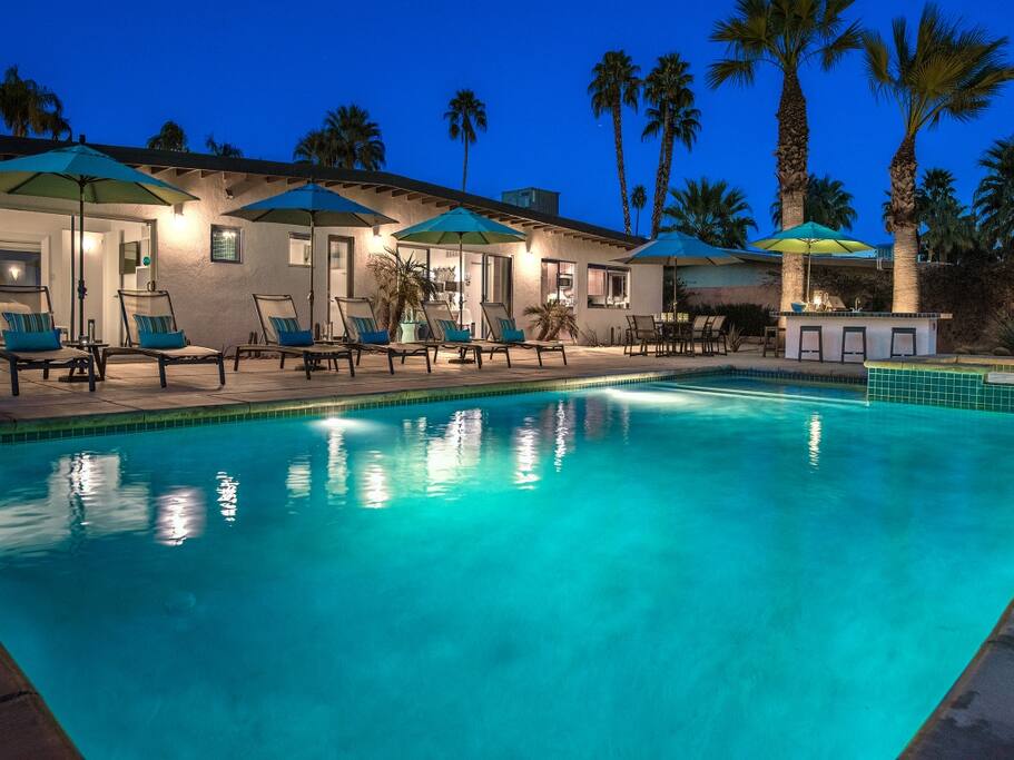 Sparkling pool with hot tub and tanning shelf (20' x 40' x 8')