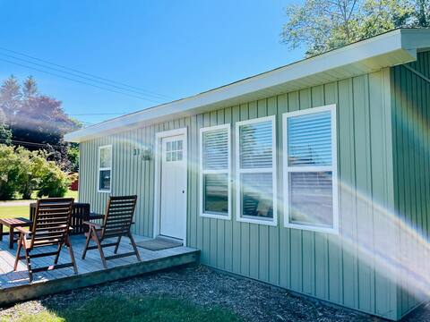 Portside - Newly Renovated Downtown Cottage