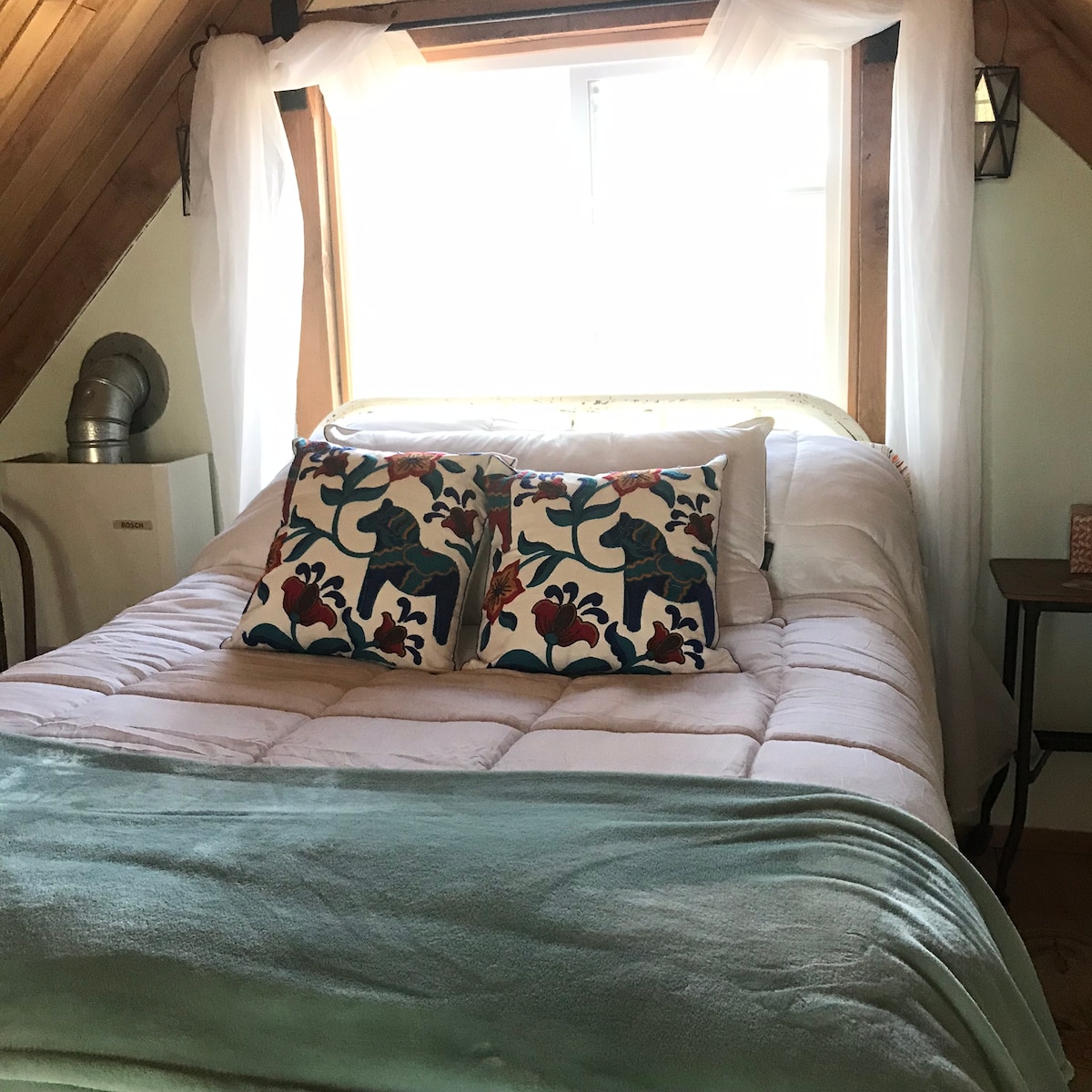 וילונות אבוקדו חדשים ושמיכת פוך חדשה ורכה בלופט השינה. 