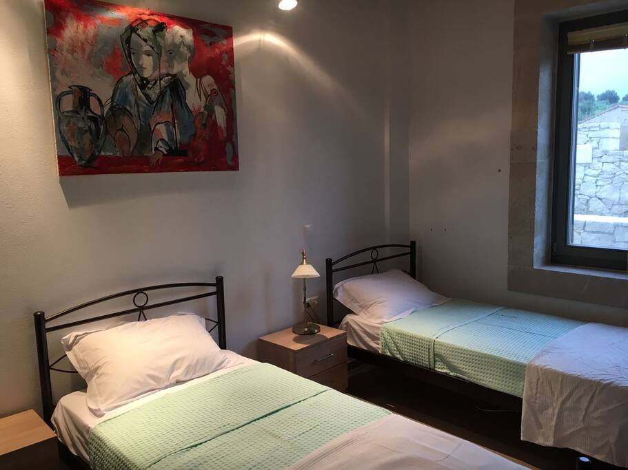 Chambre 2 avec 2 lits single
Room 2 with 2 single beds