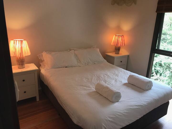 Chambre des maîtres chaleureuse et confortable