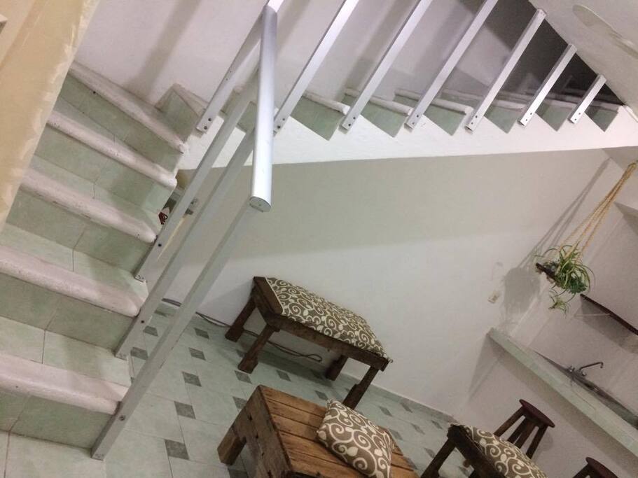 La escalera que conduce al dormitorio