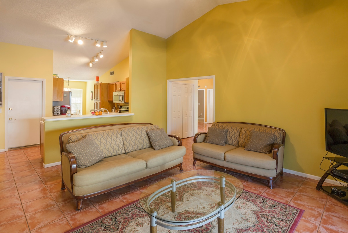 Top Airbnb: Rooms with a Pool in Town 'N' Country