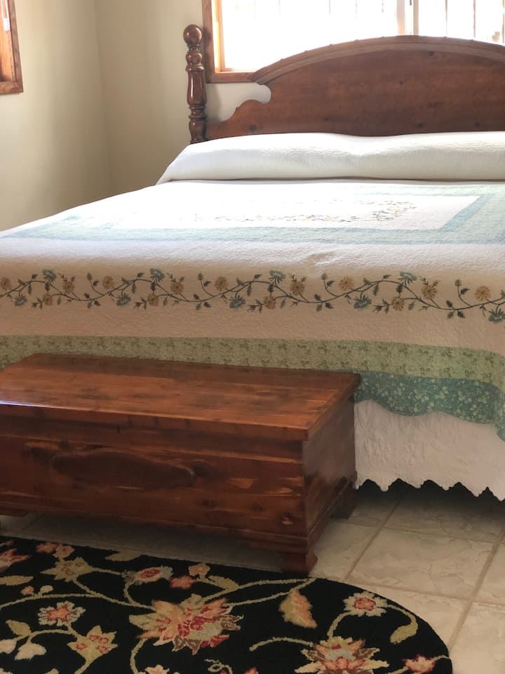 Dormitorio 2: una cama tamaño king. Ventilador de techo. Persianas opacas. Despertador. Alarma. Almohadas adicionales en el armario. Colcha Martha Stewart. Sábanas de algodón egipcio. Mantas adicionales en el cofre de cedro.