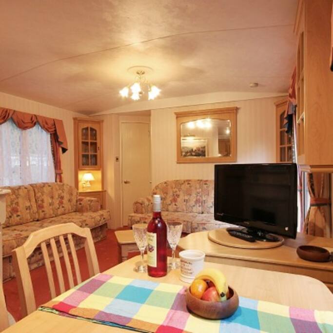 Dining/lounge area
