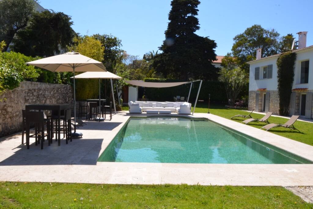 Piscine chauffée et sécurisée par une barrière amovible
de 10X5.