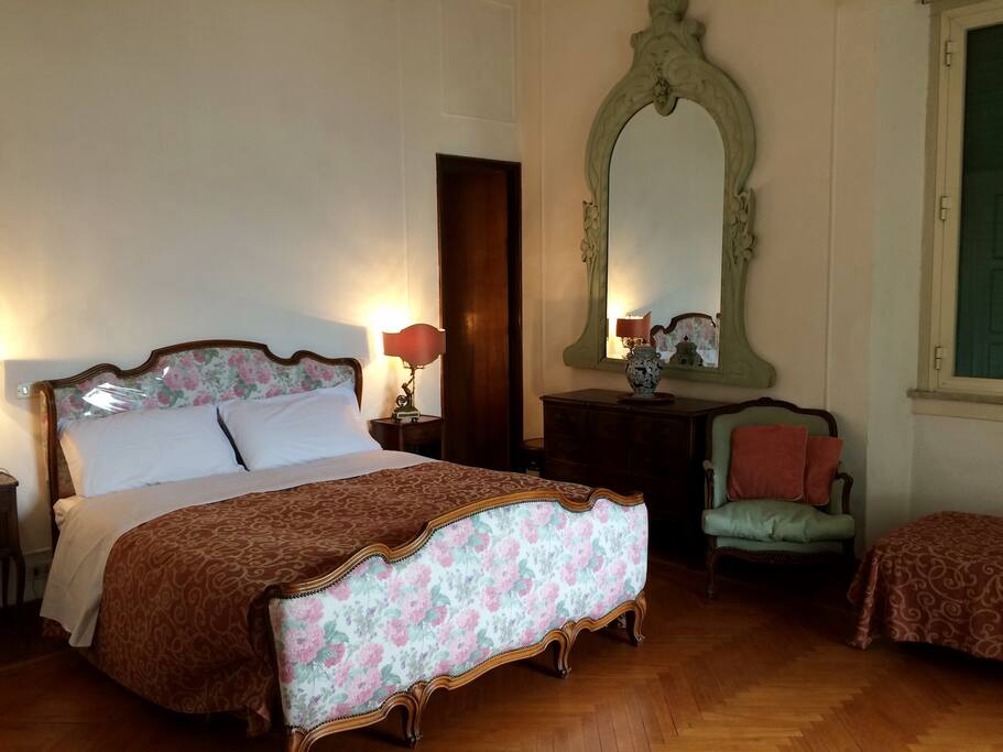 camera n.1 dotata di letto matrimoniale e letto singolo, con bagno privato.