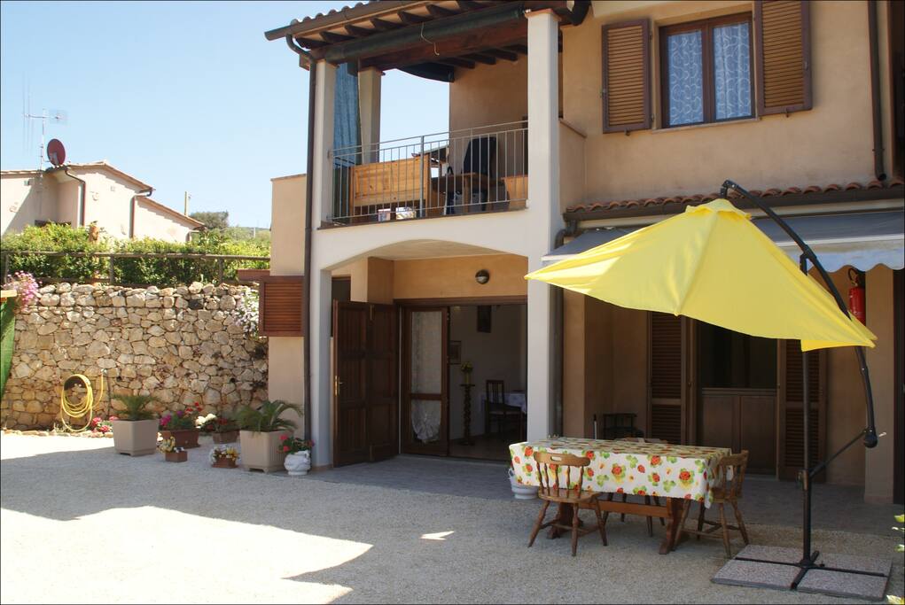 Terrasse mit Tisch und Sonnenschirmen