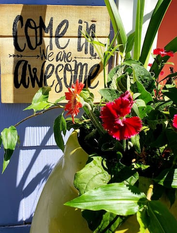 THE PERIWINKLE PALACE. 2 Bdrm/1 Bath. Sleeps 8