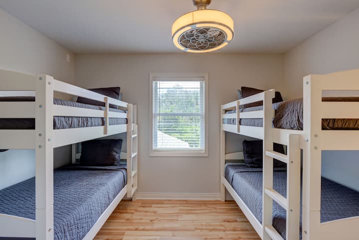 Additional bedroom with two bunk beds sleeps four guests 