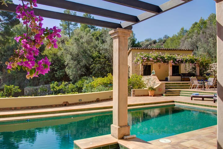 3-Bedroom house w/AC, pool, amazing spot, views