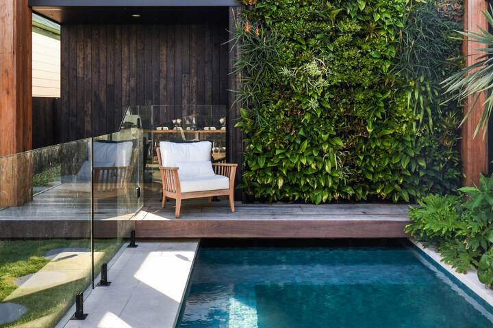 Bright Cheerful 5 Bedroom Villa with Pool gallery image 3