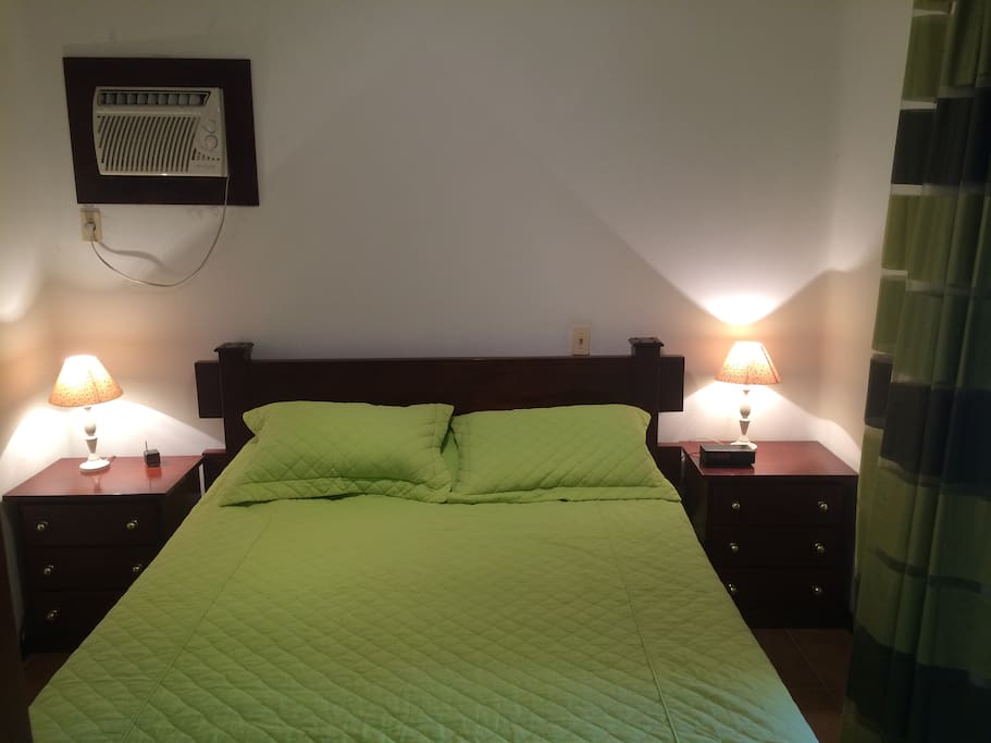 Quarto de casal (suite) com acesso para a varanda