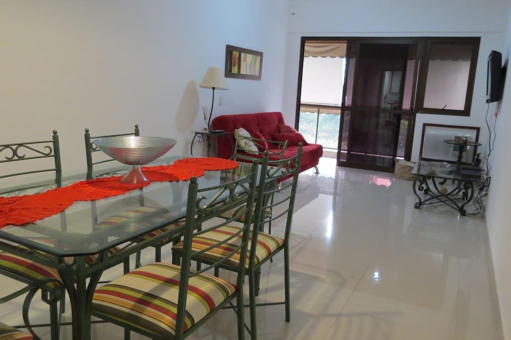 Sala de Jantar com sala de estar ao fundo - Dining room with living room at the back