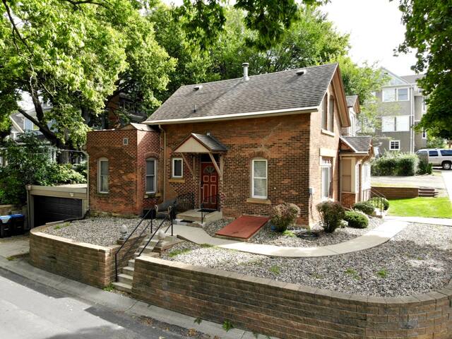 Charming park view 1 bedroom apt available monthly