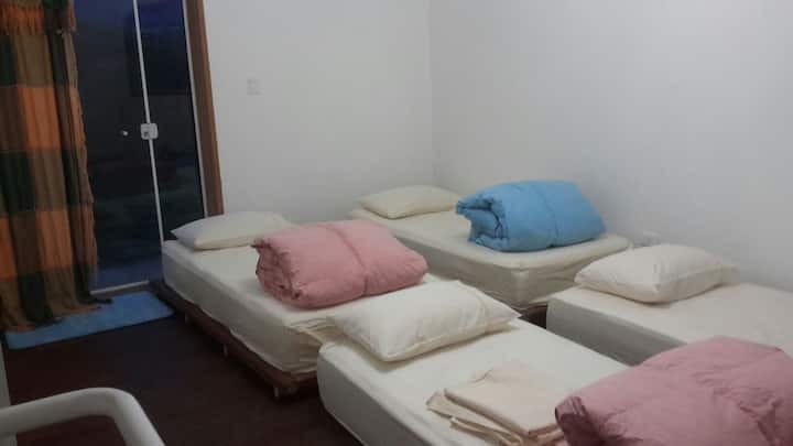 Მწვავე პიკის სადესანტო ოთახი 4 ერთადგილიანი საწოლით 