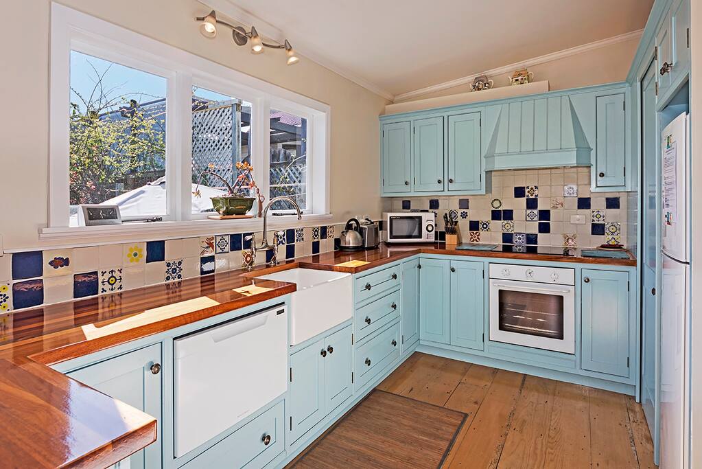 Sunny fully-equipped kitchen