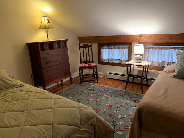 Spálňa na poschodí s dvoma oddelenými lôžkami.