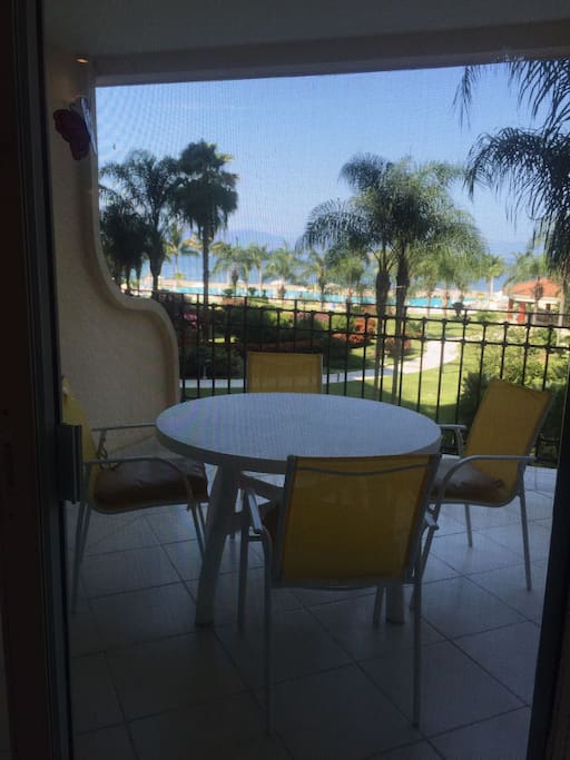 Vista desde el balcón a la alberca y mar. (View from the balcony to the pool and sea.)