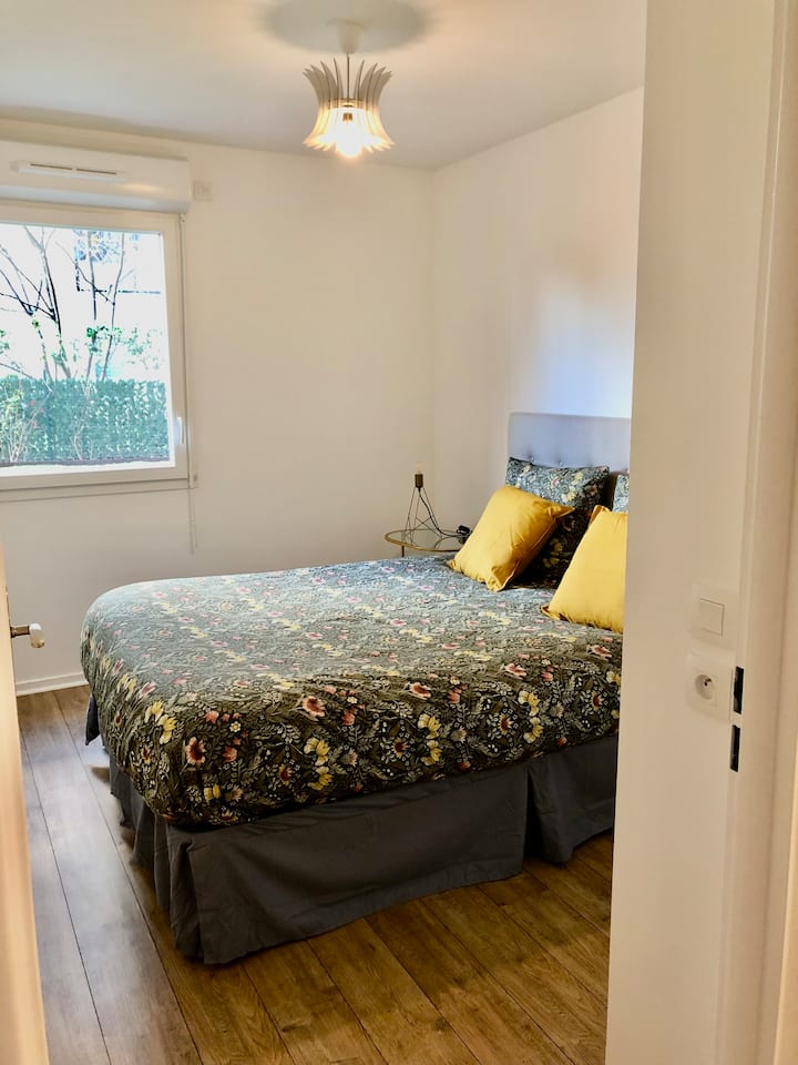 Საძინებელი 2 ორადგილიანი საწოლით 160 სმ ძალიან კონფორტირებადია. 