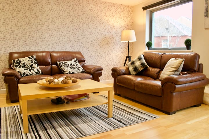 3 Bedroom Duplex Apartment – Edinburgh w/ Parking