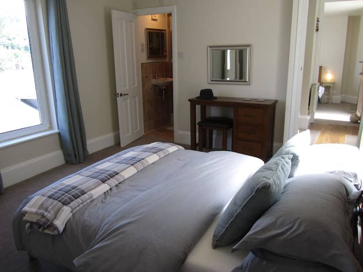 Chumba cha kulala mara mbili kilicho chini kikiangalia juu ya maji