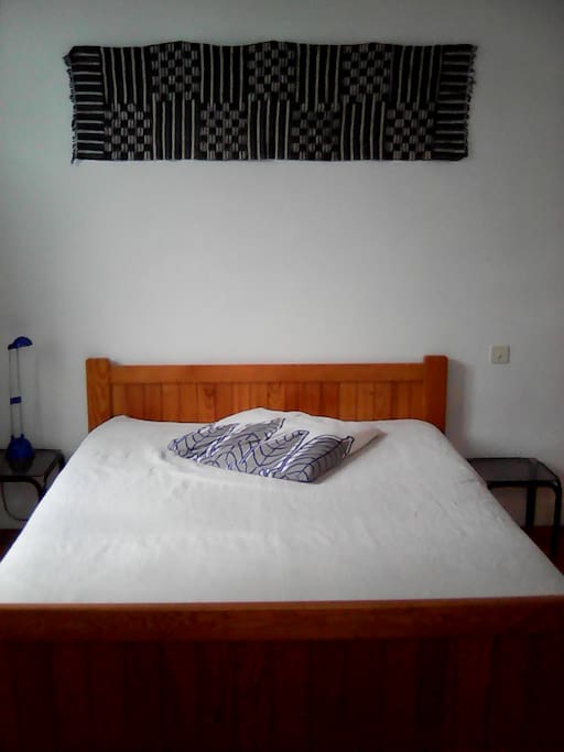 Chambre de 16 m2 lumineuse, donnant sur rue et jardin. Lit double, bureau, fauteuil, rangements. Possibilité lit bébé.