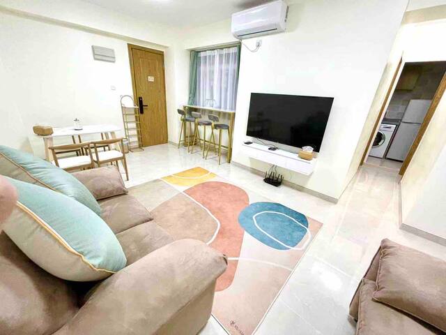 旺角奢阔3房2廳+客廳兩張大沙發床（共6床）、弥敦道正大街 ，近地铁口、适合入住6-10人 gallery image 2