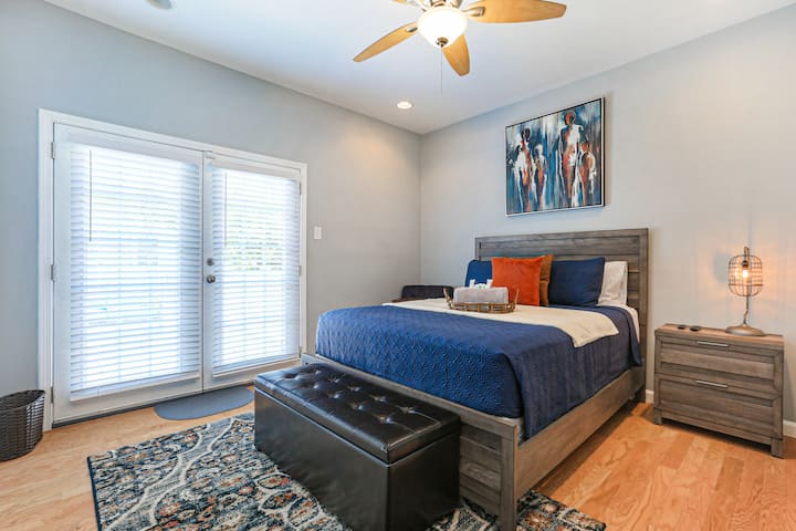 Chambre n °2 au rez-de-chaussée avec lit Queen Size
Accès au pont arrière