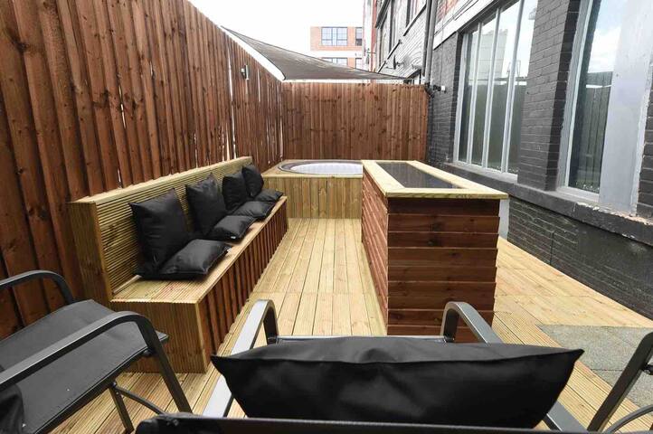 Hot tub and bar Slps 14(38 A2) Mcr City Centre gallery image 2