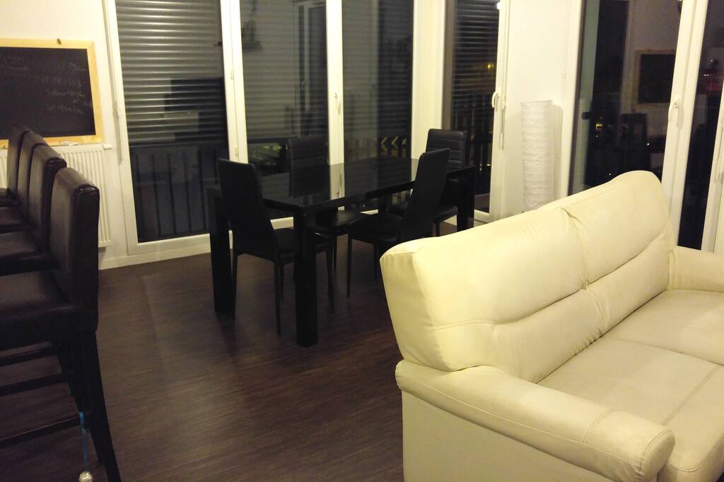 Le salon, très lumineux avec sa baie vitrée d'angle.