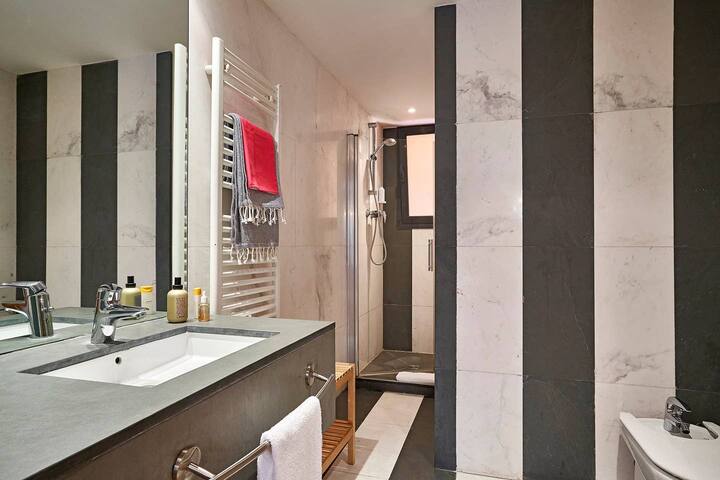 Big 2 bedroom+2bathroom flat in Eixample parking gallery image 3