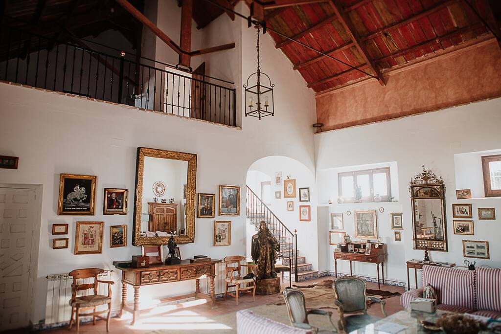 Salón y biblioteca común.