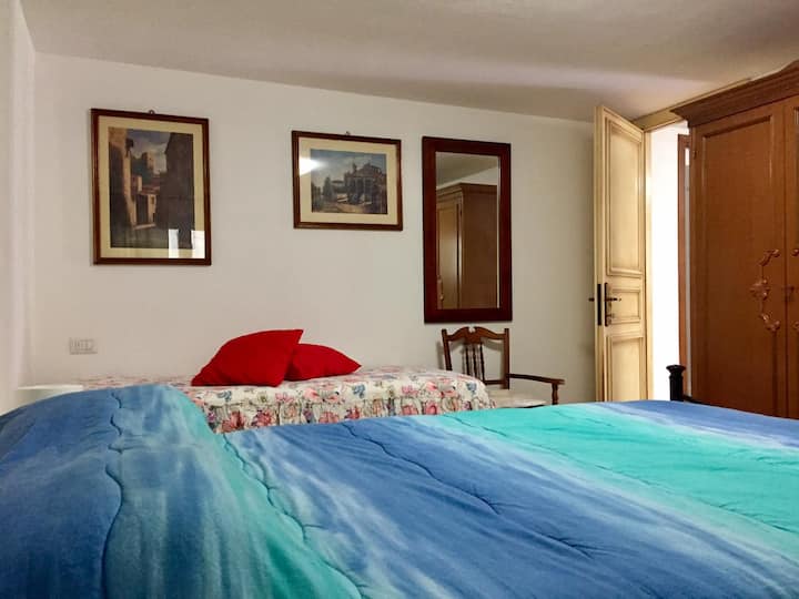 سرير فردي وأكثر من نصف سرير فردي