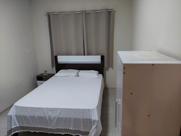 Душек од дупли кревет, ортопедска пена. Вклучена е постелнина. Опција за уште еден душек.