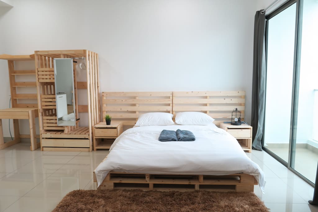 Bright 1 bedroom studio with air conditioning and ceiling fan for chilly nights.