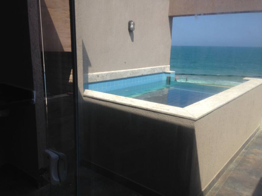 Piscina com borda infinita, churrasqueira! Ambiente perfeito para relaxar