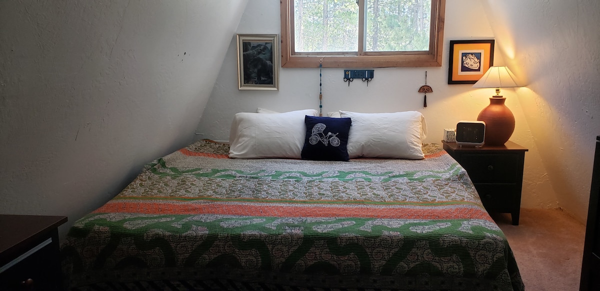 Брачен кревет (широк 150-179 см) во собата со диносауруси 