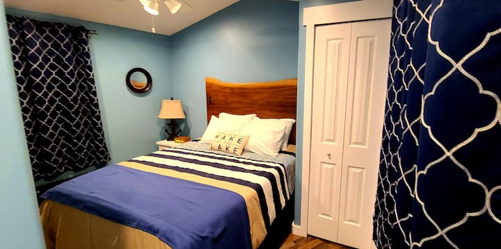 חדר שינה ראשי עם מיטת קווין סייז ואמבטיה 1/2.