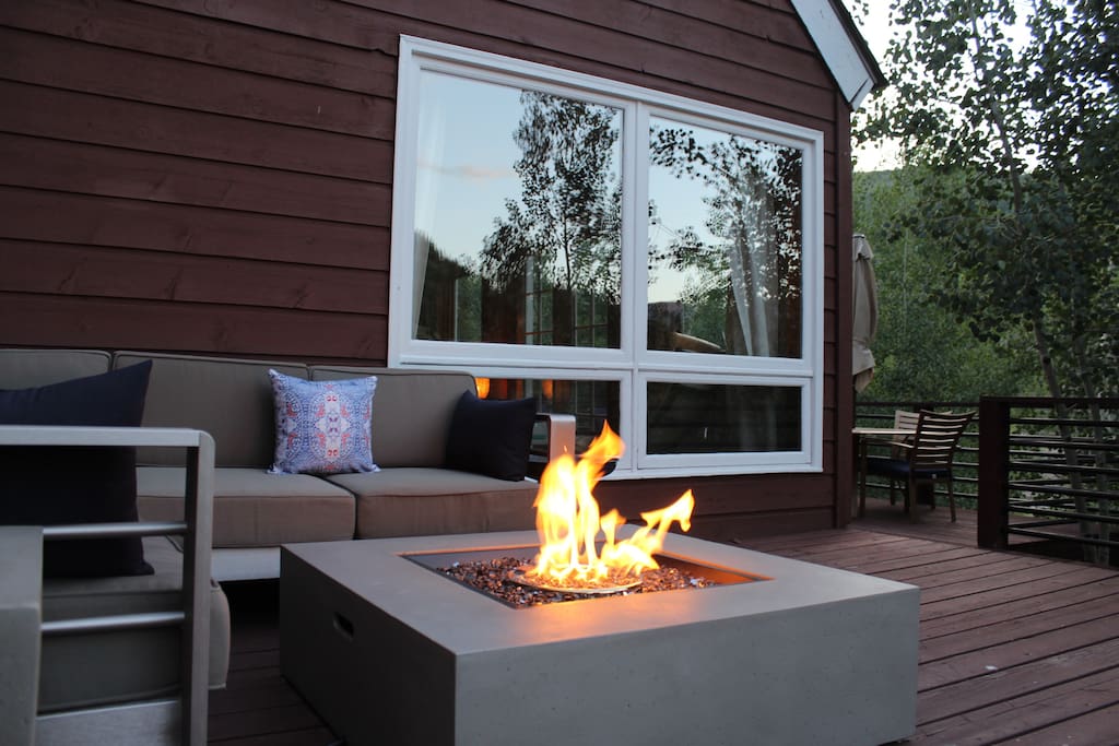 The fire pit area on the side of the house. Amazing view of the mountains to the northeast from here.