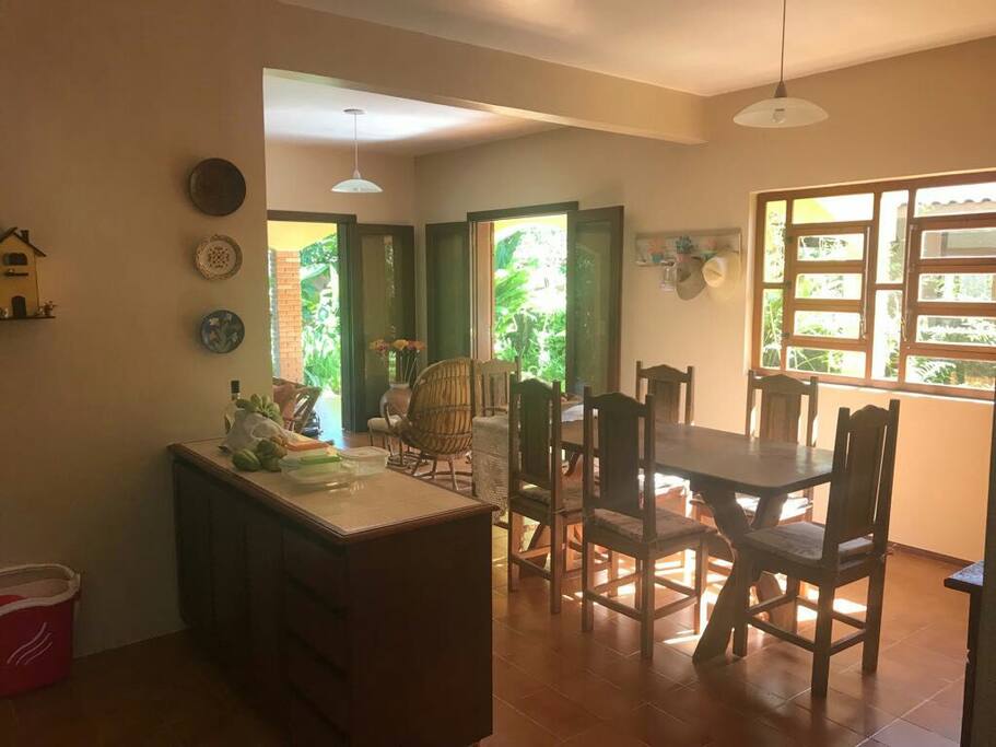 Sala de jantar e cozinha americana