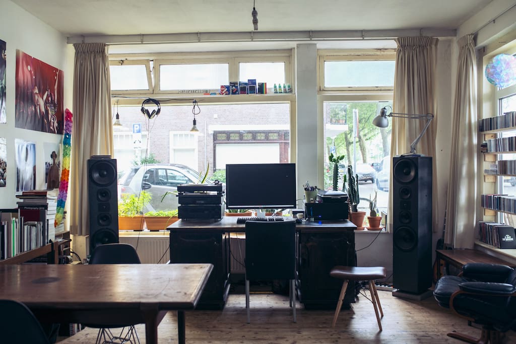 Living room with a really fantastic sounds system and plenty cd's and vinyl.
