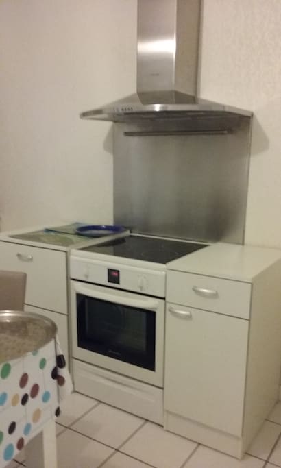 la cuisine équipé avec diverses vaisselles. cuisinière électrique