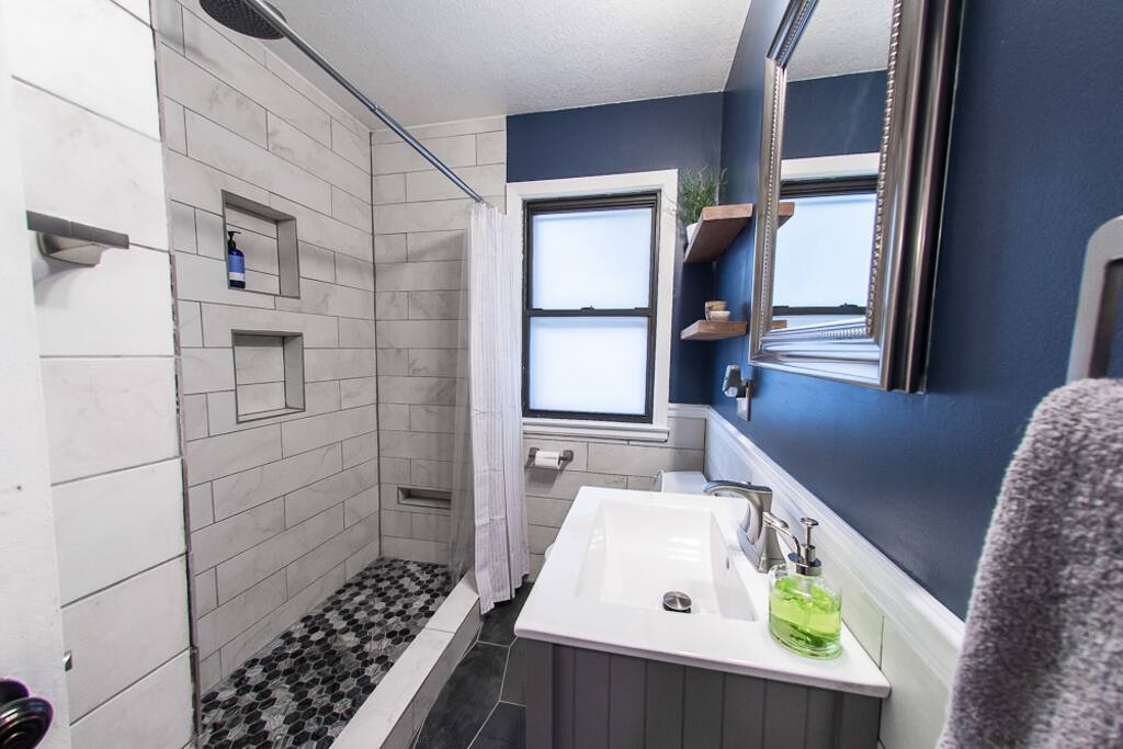 Bathroom 1 (Main Floor)