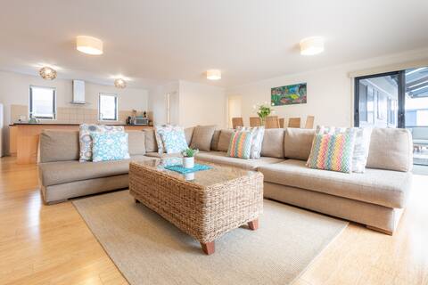 6 Bedroom Family Holiday House (Sleeps 16)