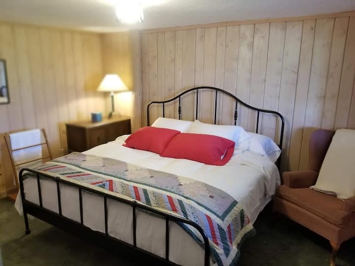 La cama tamaño king en el dormitorio norte en el piso principal.