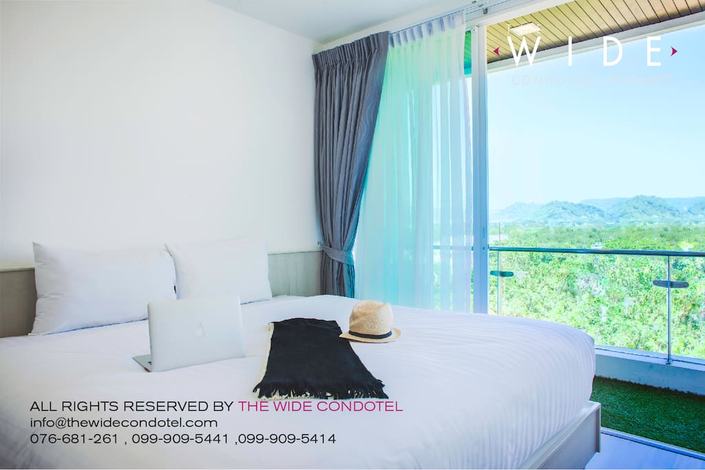 BEDROOM WITH MOUNTAIN VIEW : King size bed